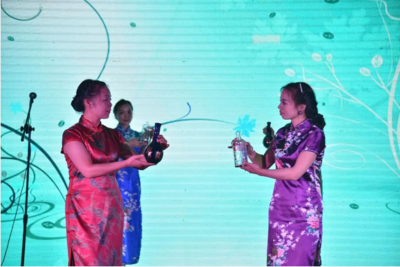 泸州华球体育（中国）科技公司玻璃.png