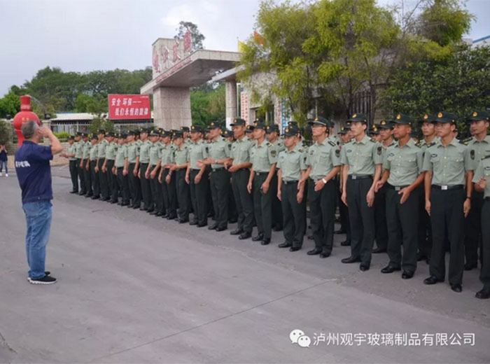 嘉明部队官兵参观访问华球体育（中国）科技公司玻璃