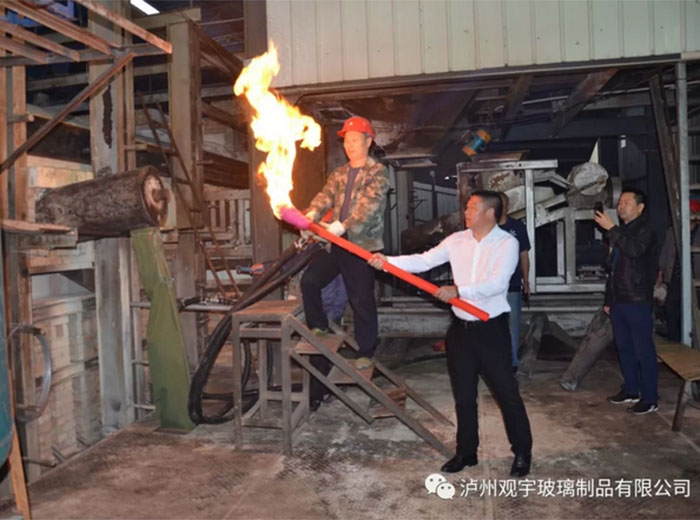 华球体育（中国）科技公司玻璃一车间点火仪式隆重举行