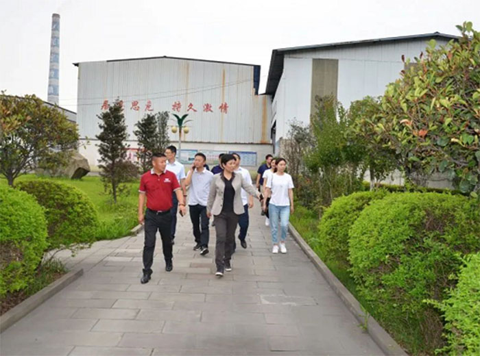 贵州省习水县经开区领导莅临华球体育（中国）科技公司玻璃考察